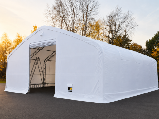 Valge PVC viilhall mõõtudega 12x12m asfaltkattega alusel, suure sissepääsu ja kuumtsingitud teraskarkassiga.