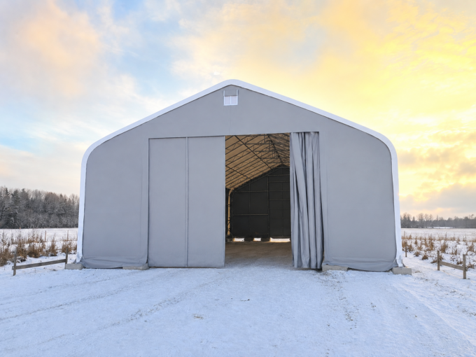 Hall PVC viilhall mõõtudega 12x24m talvises keskkonnas, suure sissepääsu ja kuumtsingitud teraskarkassiga.