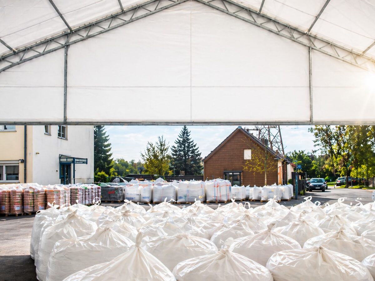 Hall PVC viilhall mõõtudega 10x15m talvistes tingimustes, suure sissepääsu ja tugeva teraskonstruktsiooniga.