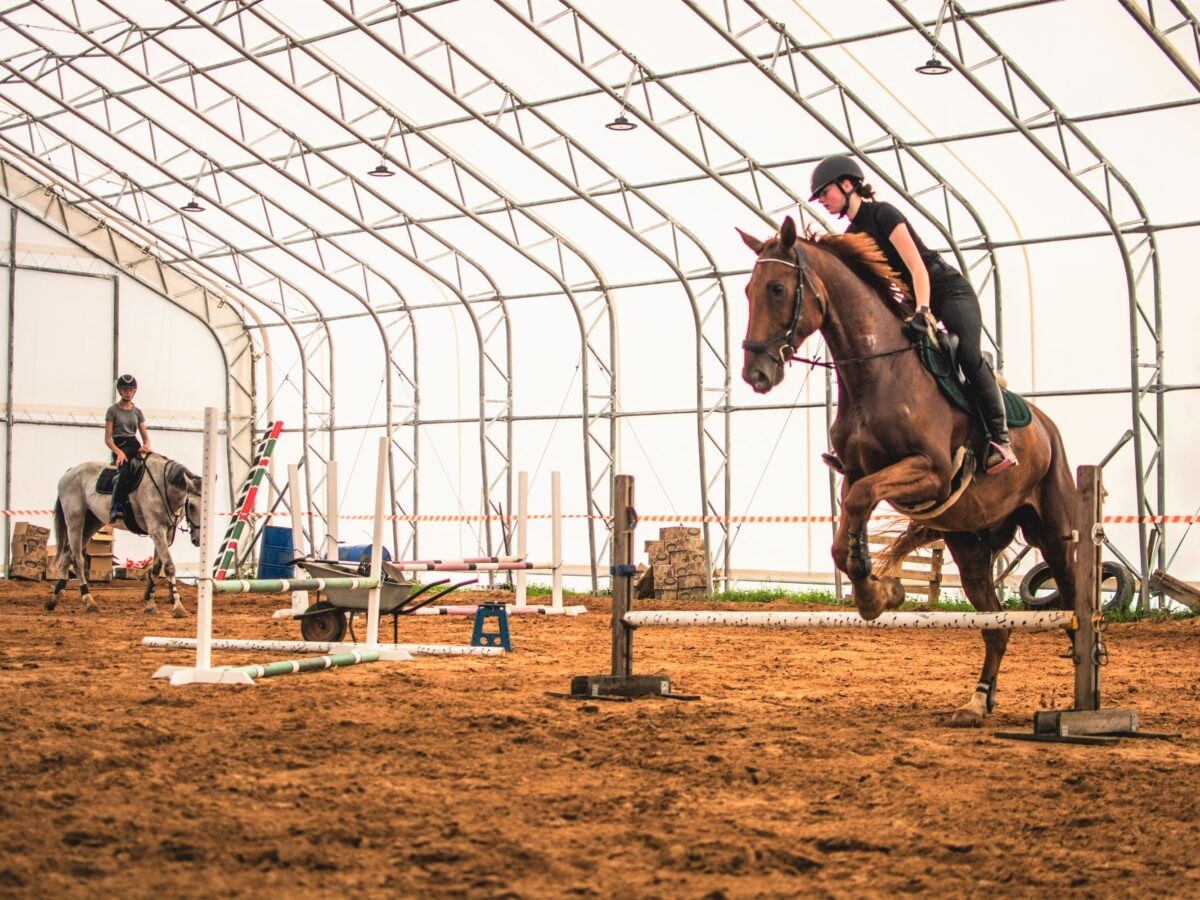 PVC maneežhall 20x40m viilkatusega hall on ratsaspordi harrastajate seas soositud valik 